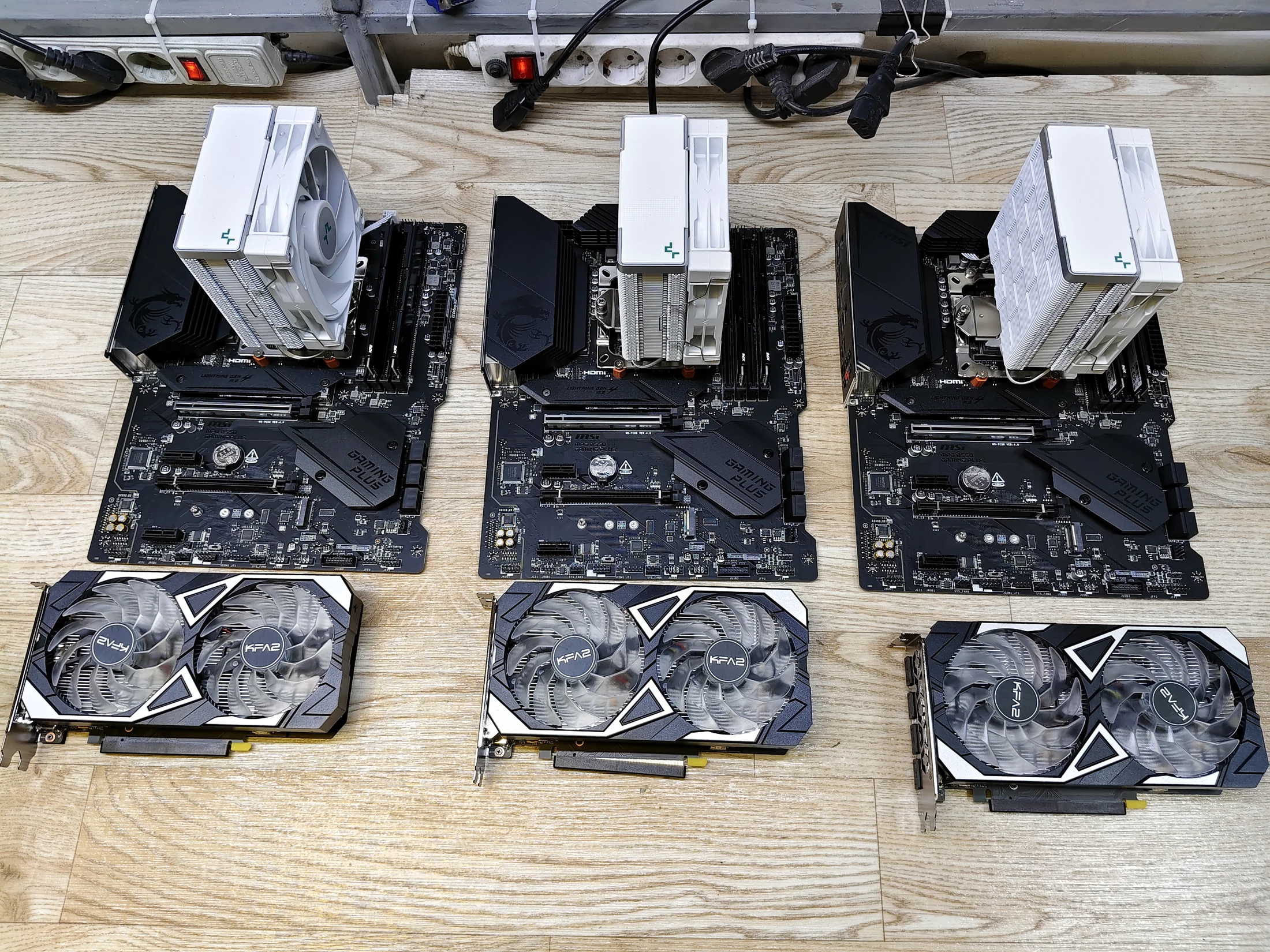 Сборка трёх одинаковых белых рабочих ПК на Ryzen 7 и RTX 3050 — фото 2