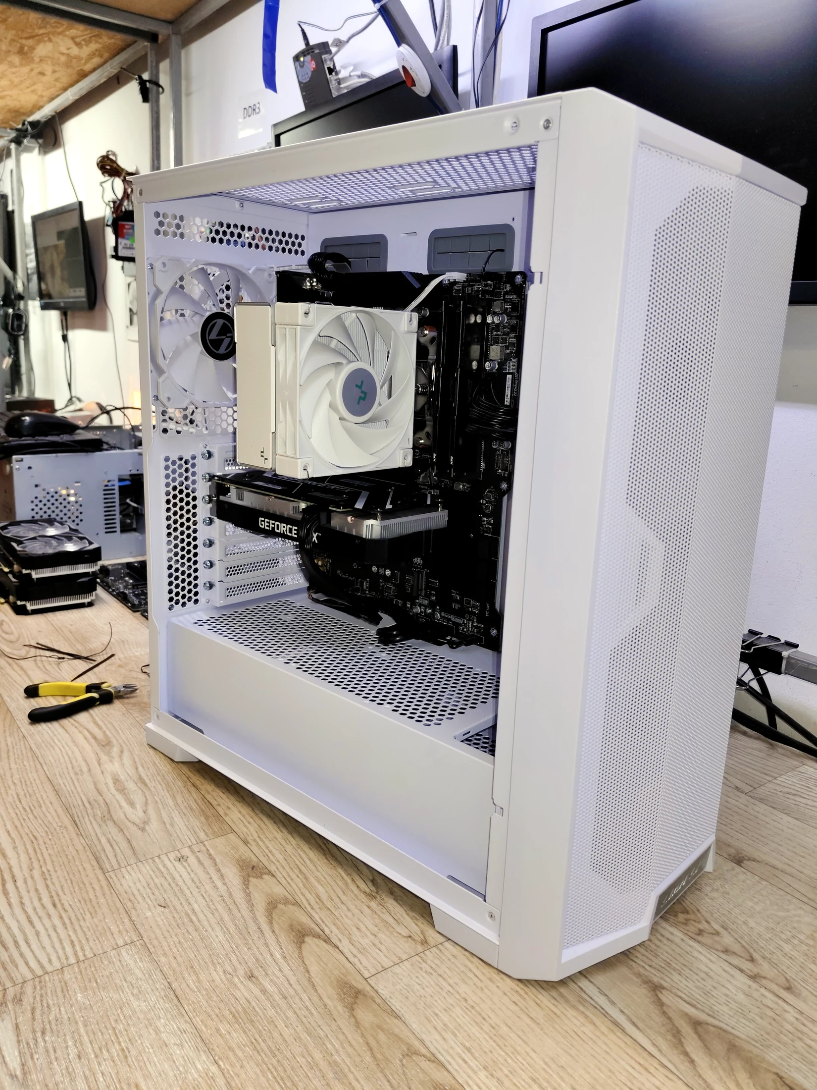 Сборка трёх одинаковых белых рабочих ПК на Ryzen 7 и RTX 3050 — фото 3
