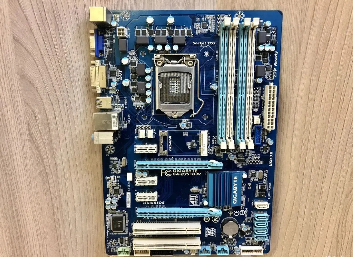 Фото: Материнская плата GIGABYTE GA-B75-D3V
